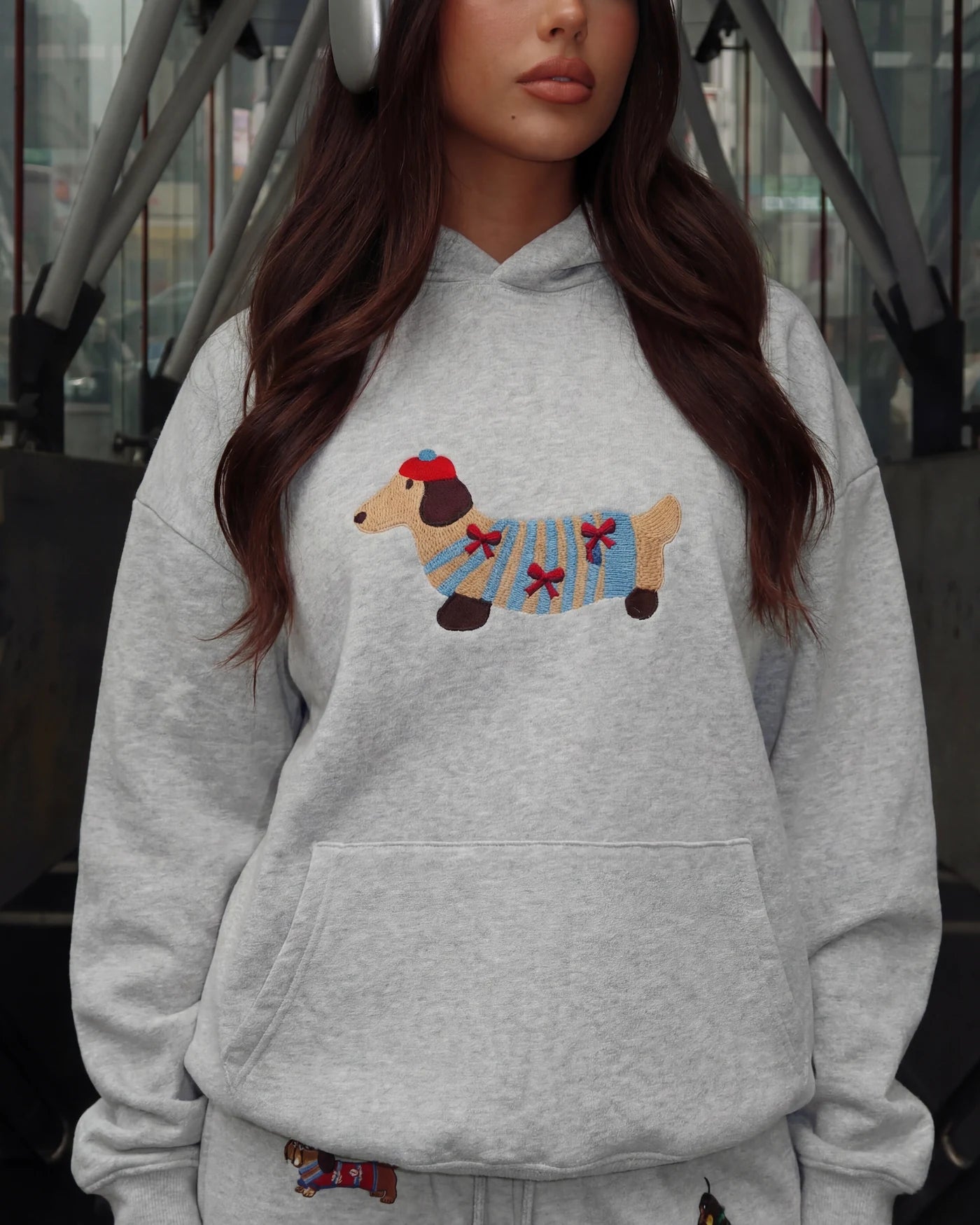 Göğsünde bereli Doby nakışı olan melanj gri kapüşonlu sweatshirt